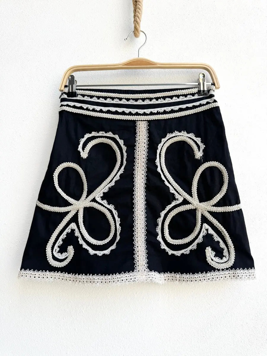 Falda Bordada Mariposa Negro