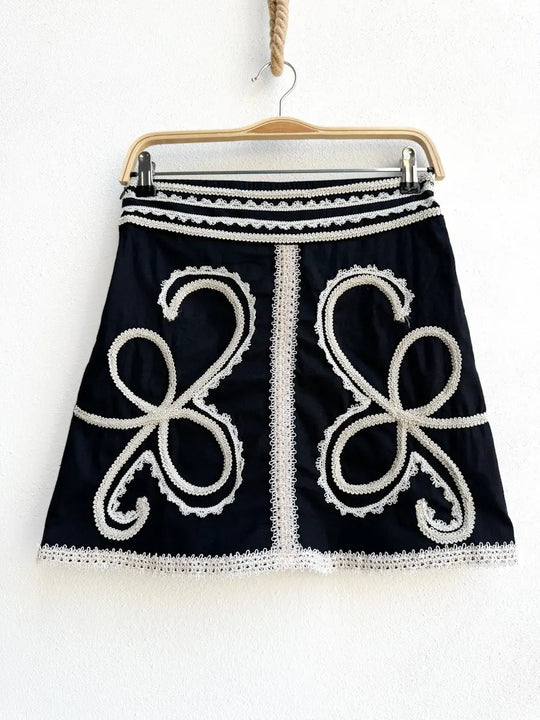 Falda Bordada Mariposa Negro