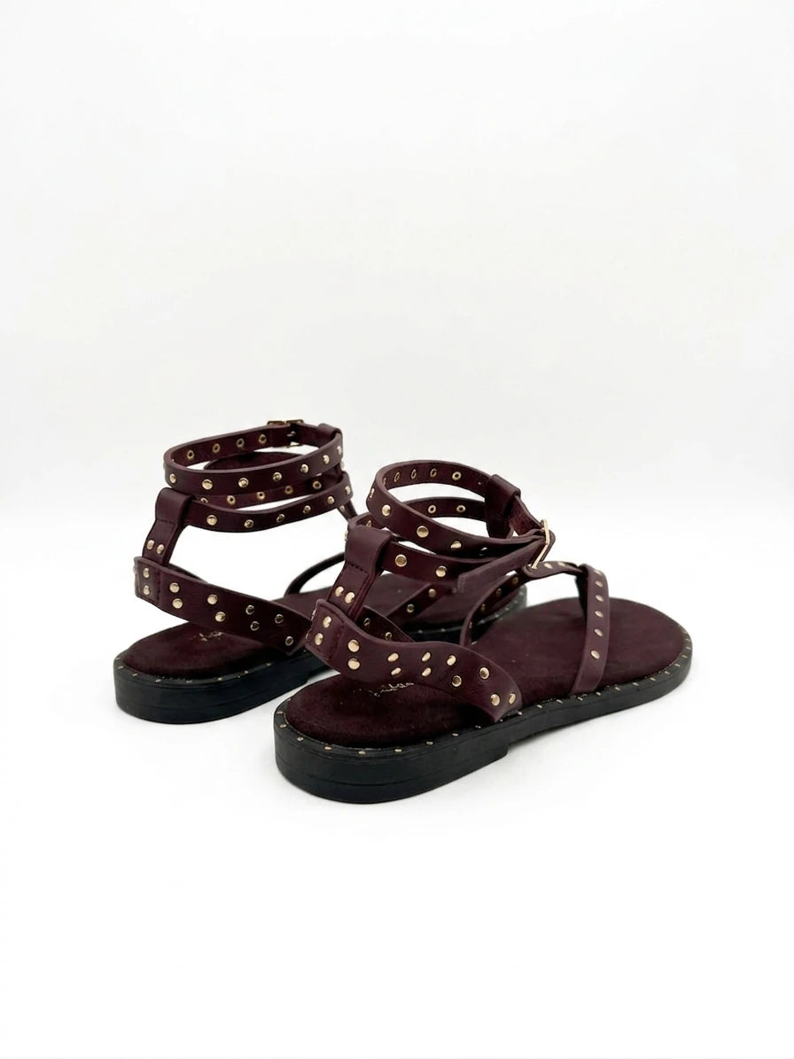 Sandalias Romanas con Tachuelas Metálicas y Doble Correa al Tobillo - Colección Urban Chic