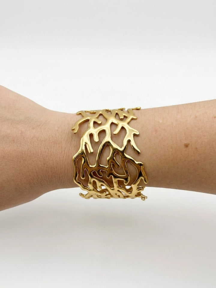Brazalete Dorado Ancho de Diseño Orgánico