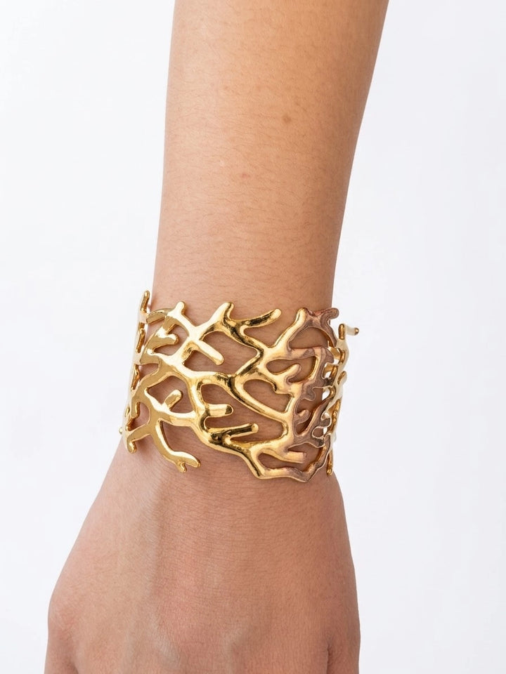 Brazalete Dorado de Diseño Orgánico