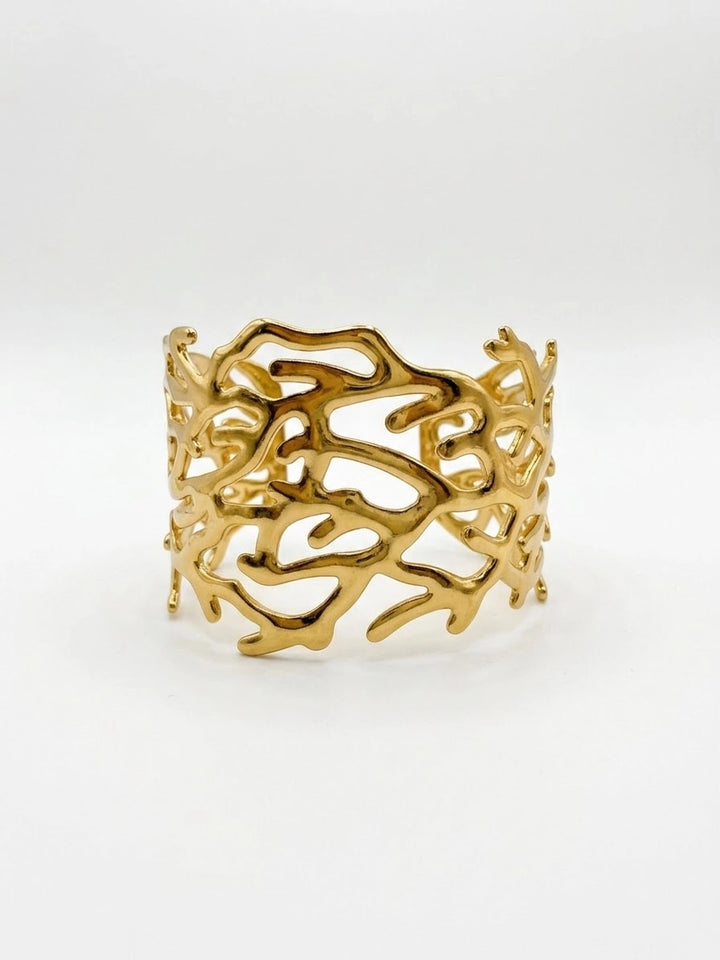 Brazalete Dorado Ancho de Diseño Orgánico