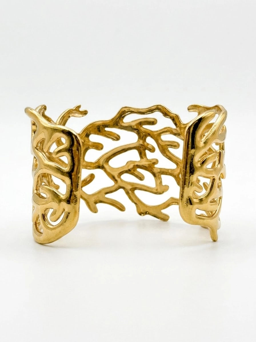 Brazalete Dorado Ancho de Diseño Orgánico