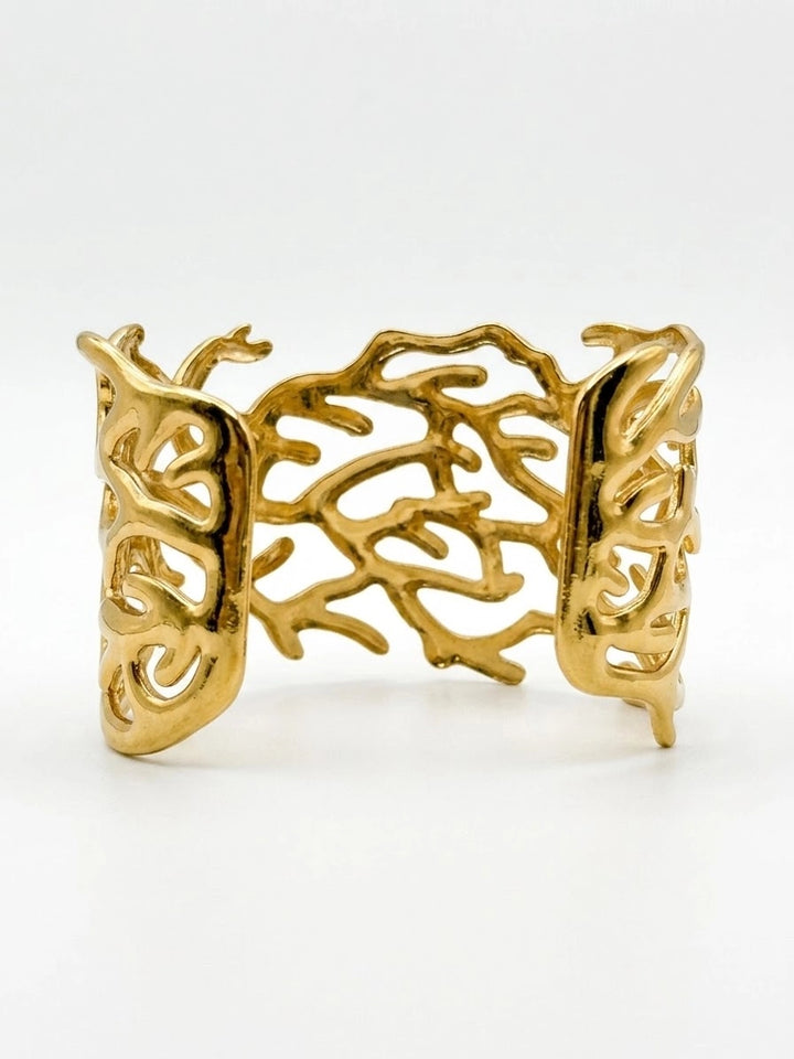 Brazalete Dorado Ancho de Diseño Orgánico
