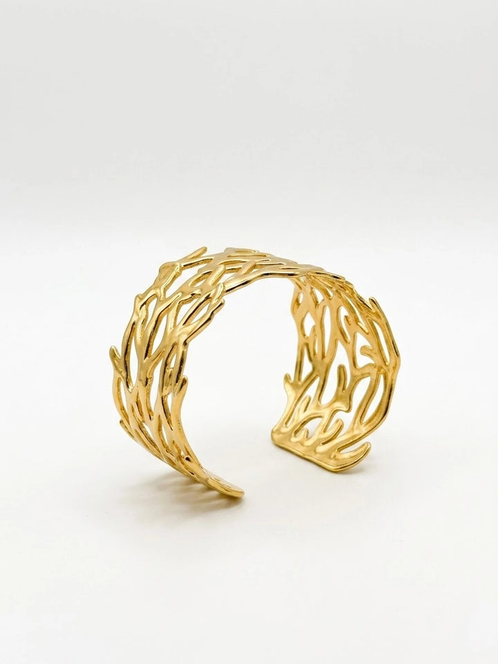 Brazalete Dorado Ancho de Diseño Orgánico