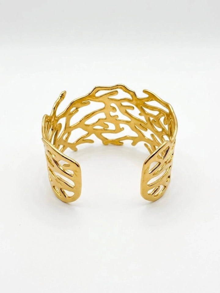 Brazalete Dorado Ancho de Diseño Orgánico