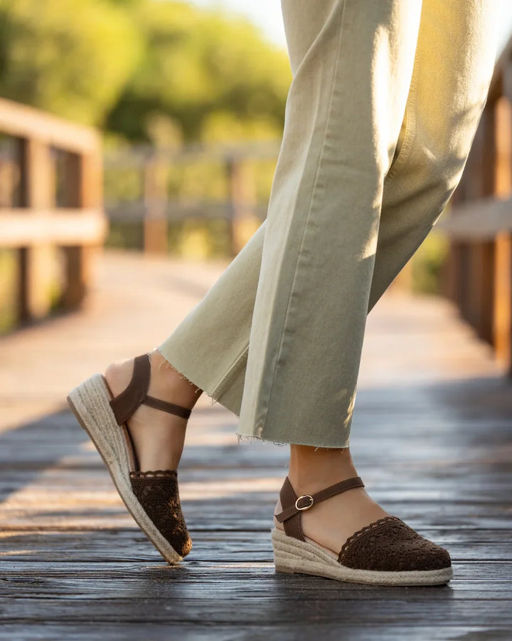 Alpargatas de cuña con puntera de crochet.