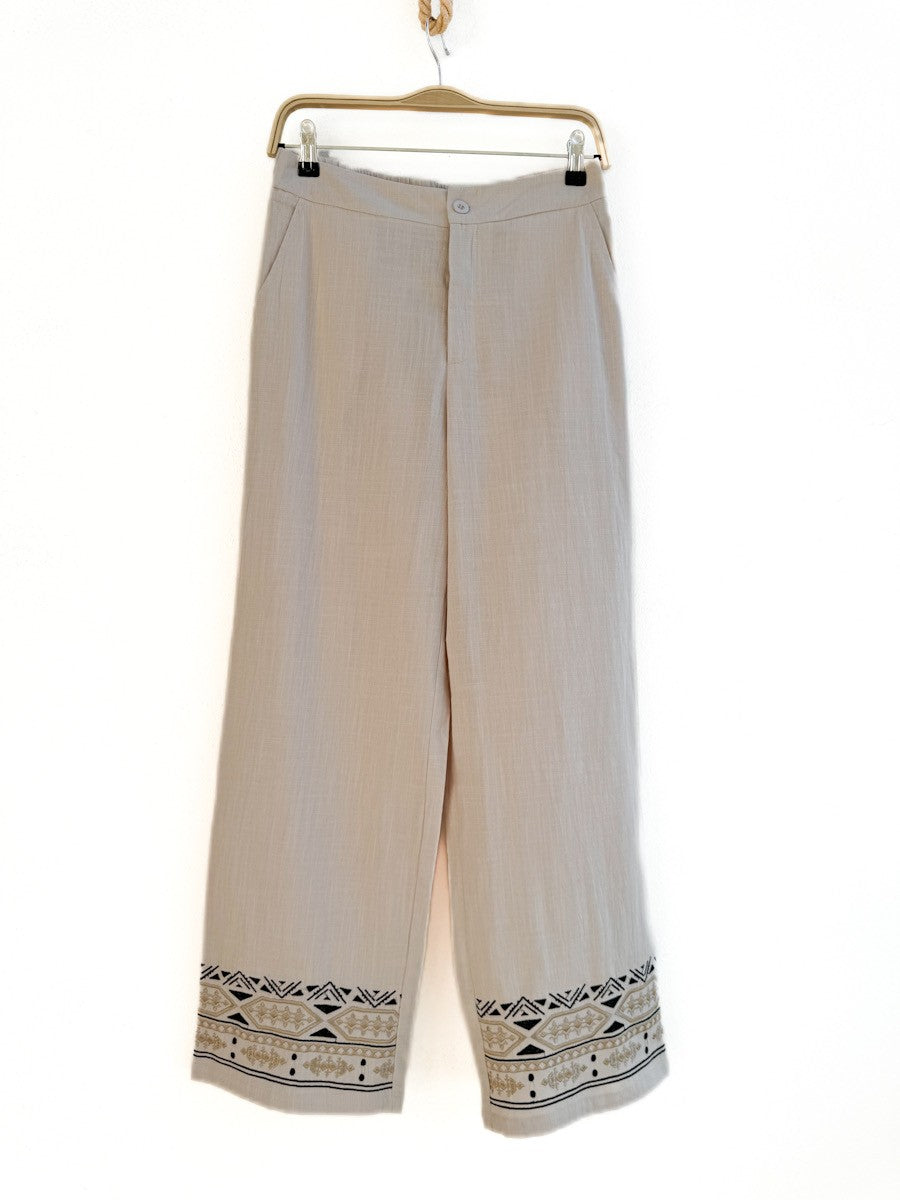 Pantalón de corte recto con bordados geométricos en negro y dorado Beige