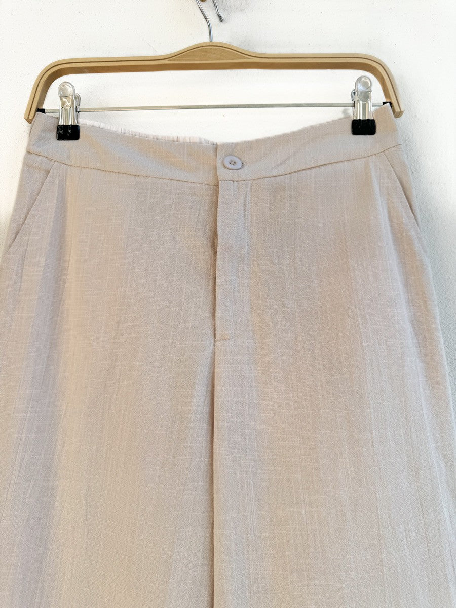 Pantalón de corte recto con bordados geométricos en negro y dorado