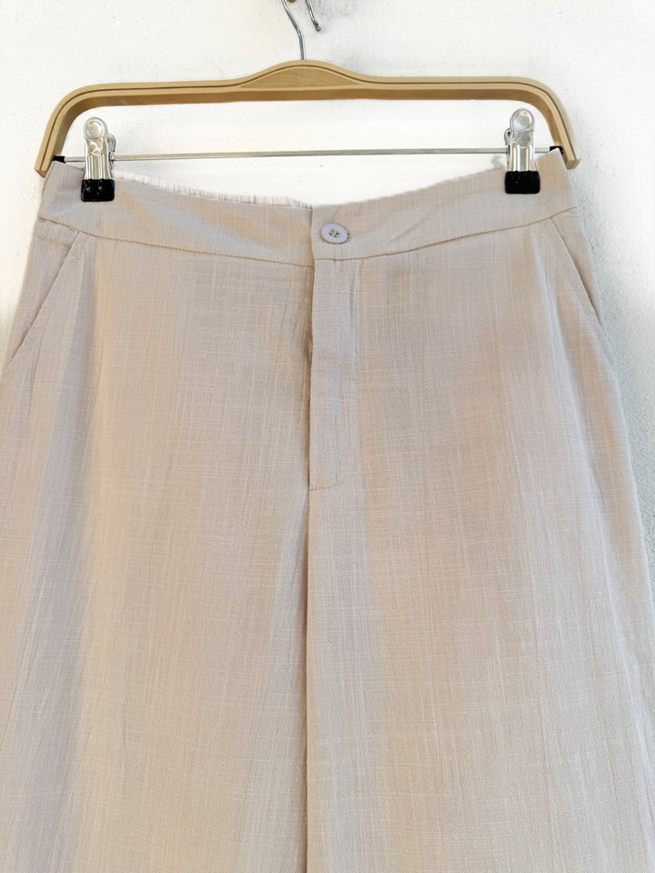 Pantalón de corte recto con bordados geométricos en negro y dorado