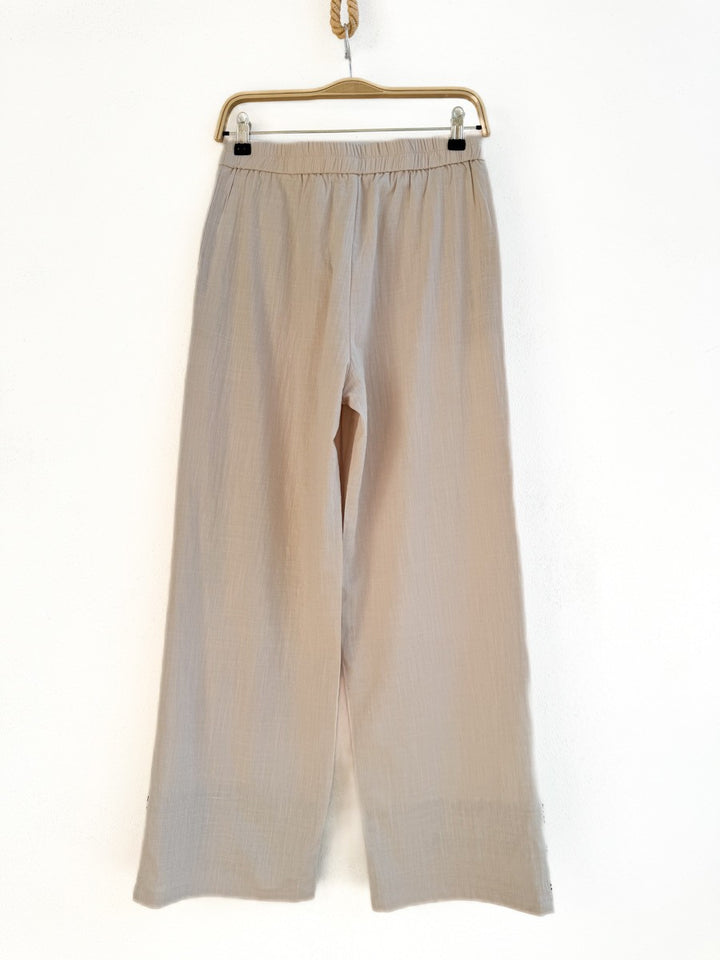 Pantalón de corte recto con bordados geométricos en negro y dorado