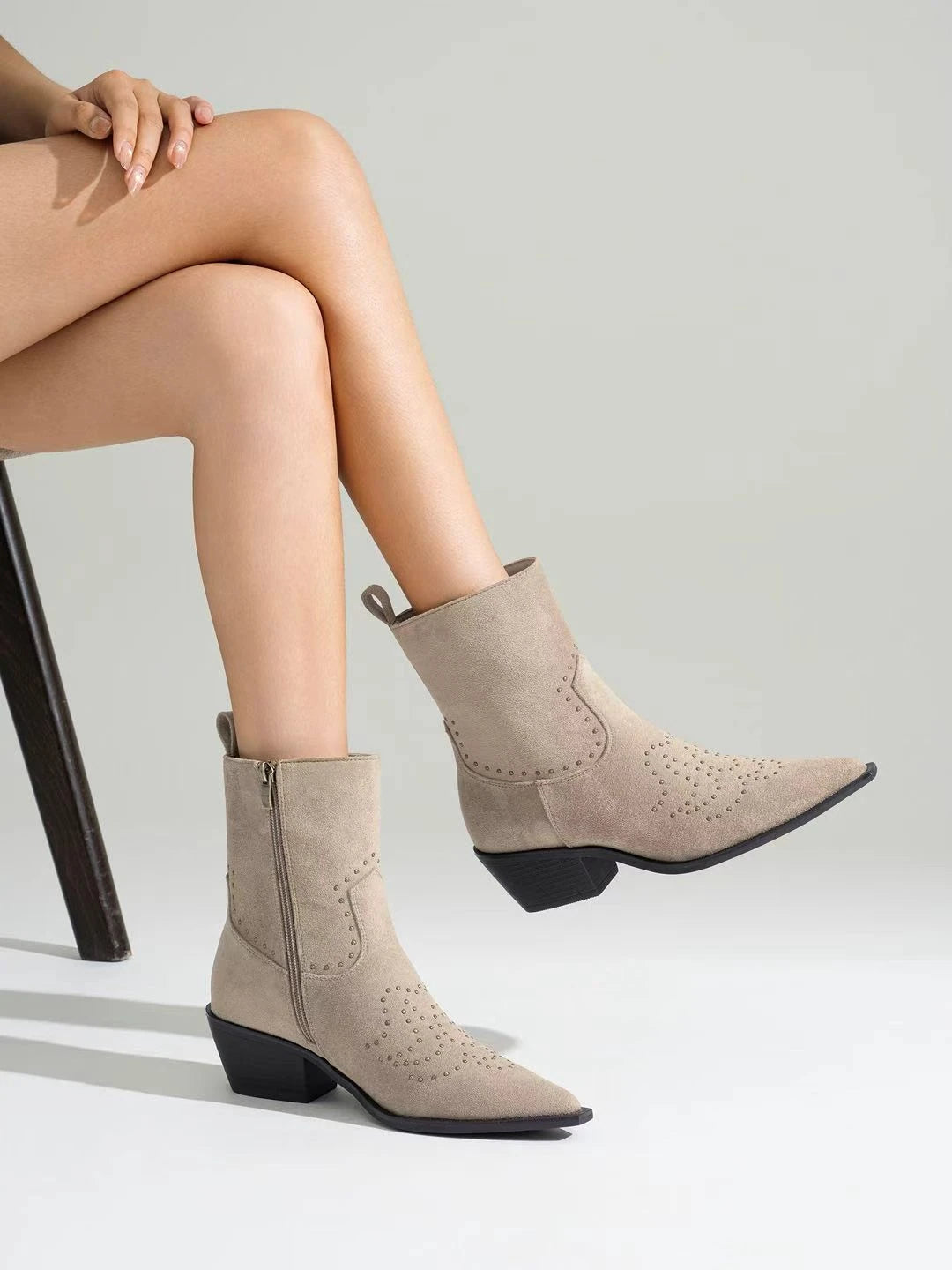 Botines Cowboy de Antelina con Tachuelas Decorativas