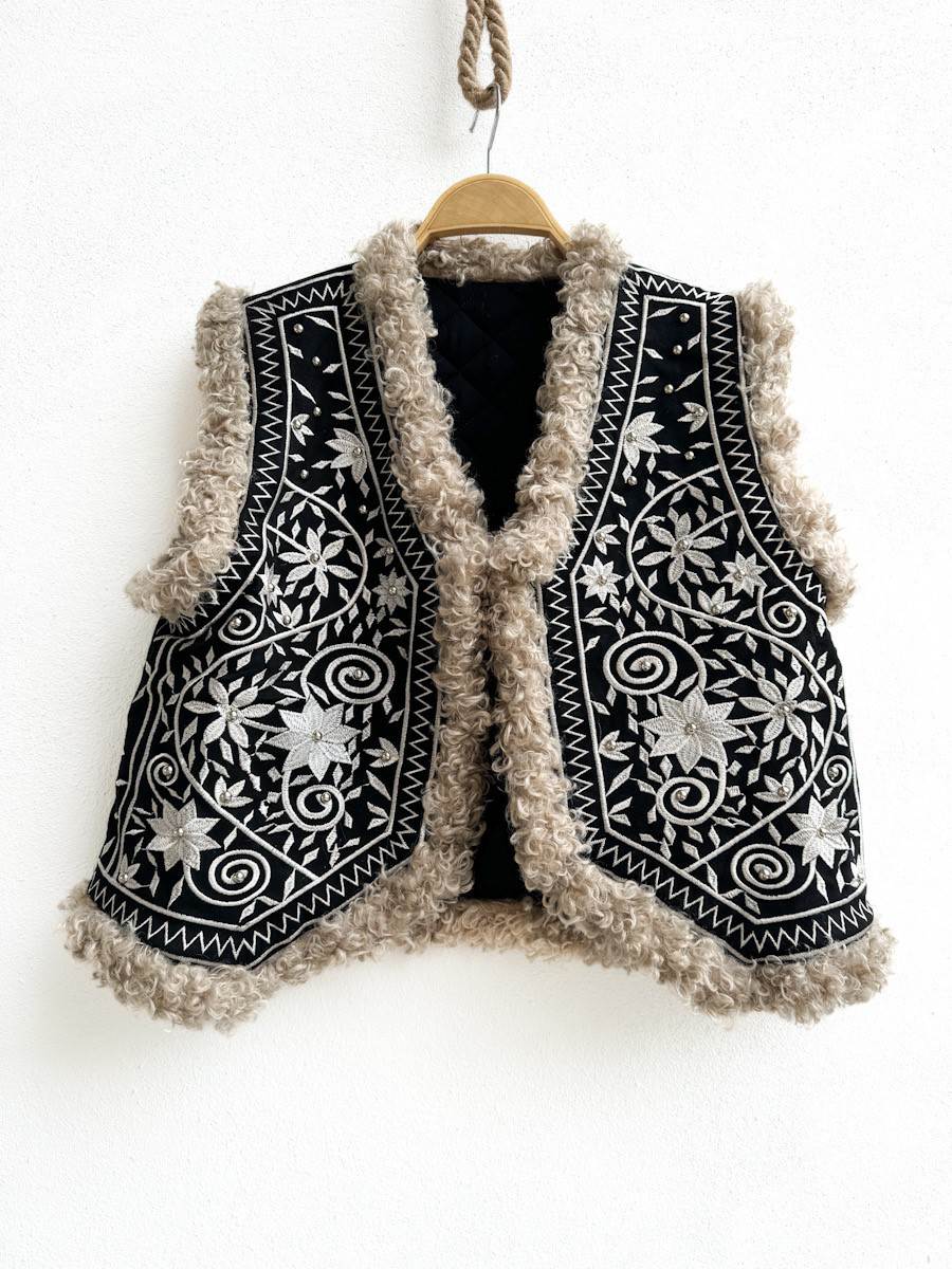 Chaleco BH5034 Bordado con Tachuela Negro