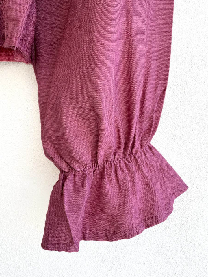 Blusa Vintage con Volantes y Cuello Babero