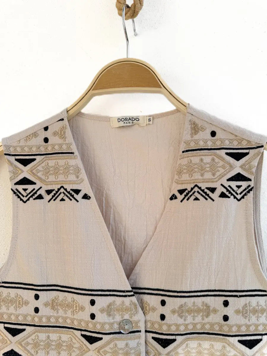 Chaleco bohemio con bordados geométricos