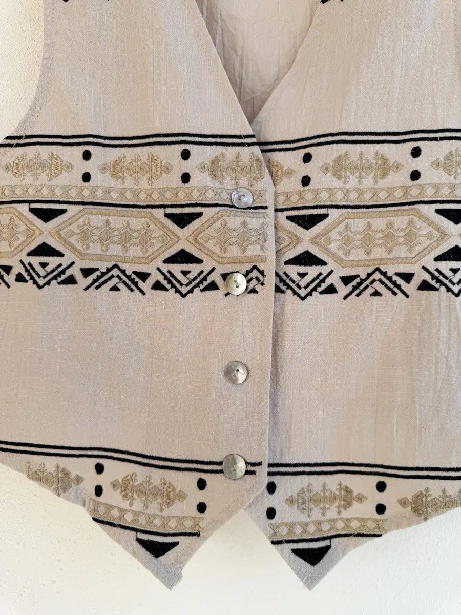 Chaleco bohemio con bordados geométricos