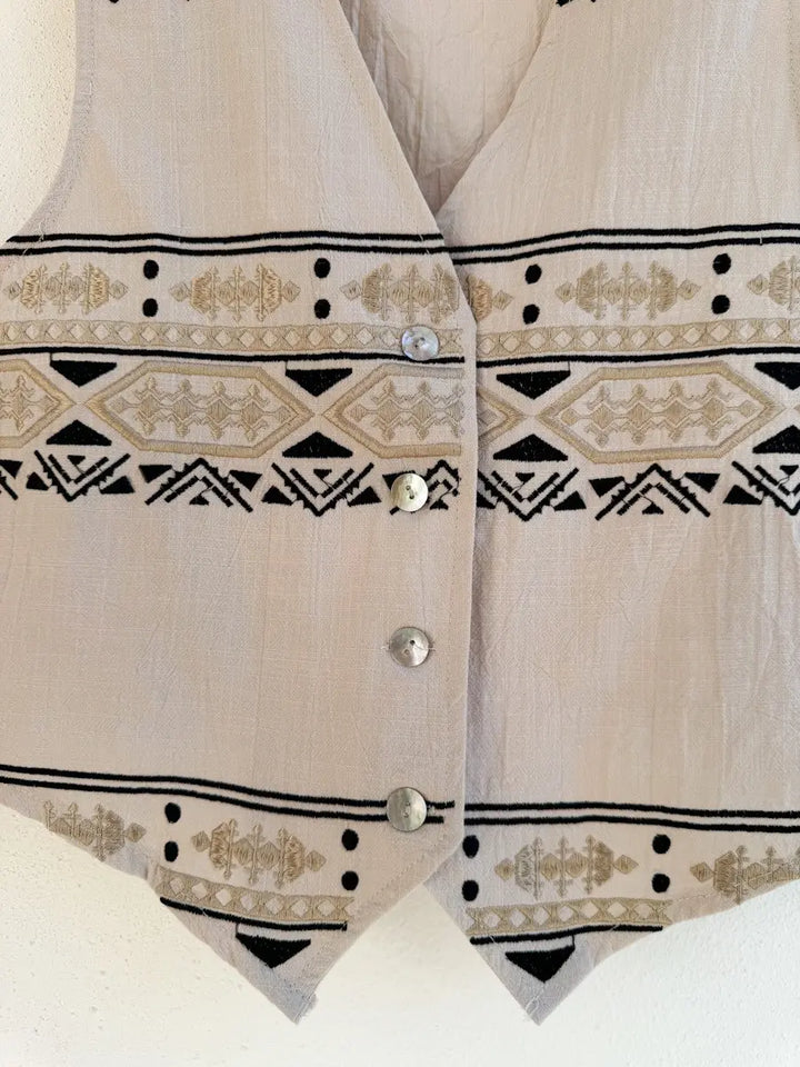 Chaleco bohemio con bordados geométricos