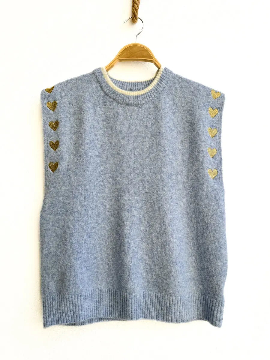 Chaleco Azul Claro con Detalles de Corazones Dorados