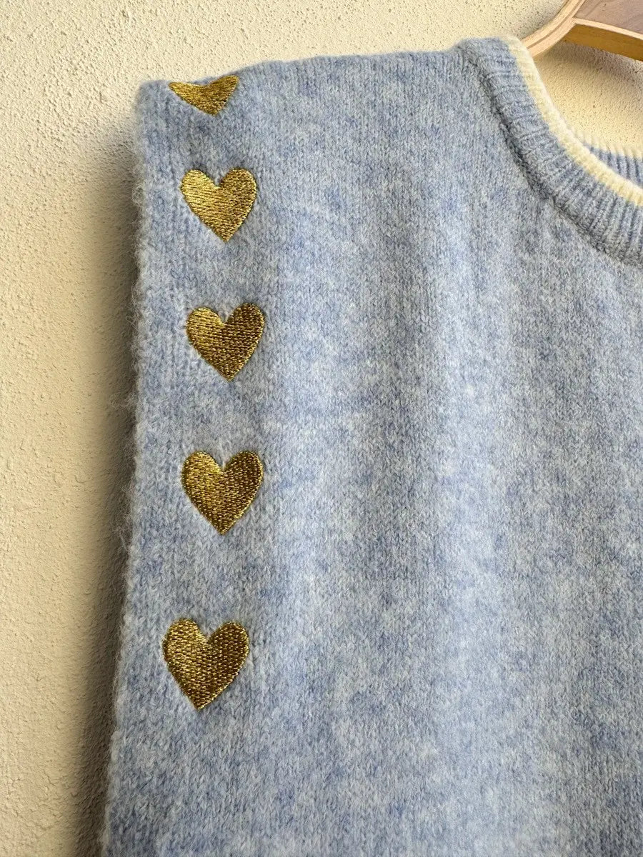 Chaleco Azul Claro con Detalles de Corazones Dorados