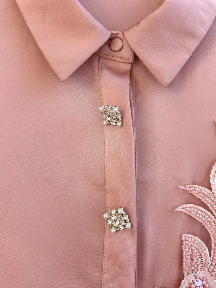 Blusa satinada con bordado floral