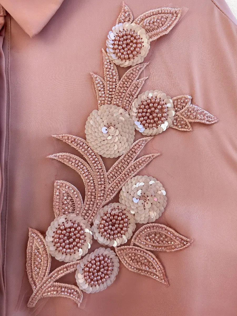 Blusa satinada con bordado floral