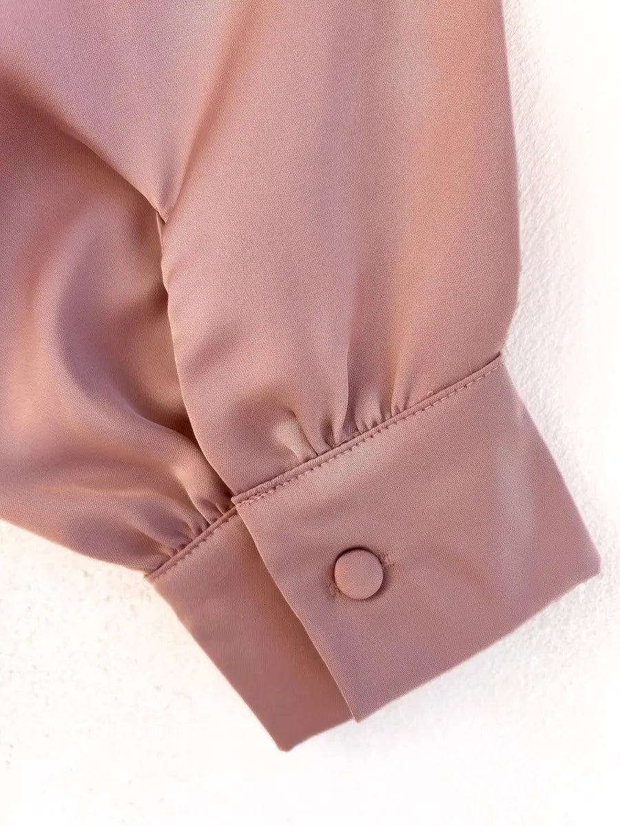 Blusa satinada con bordado floral