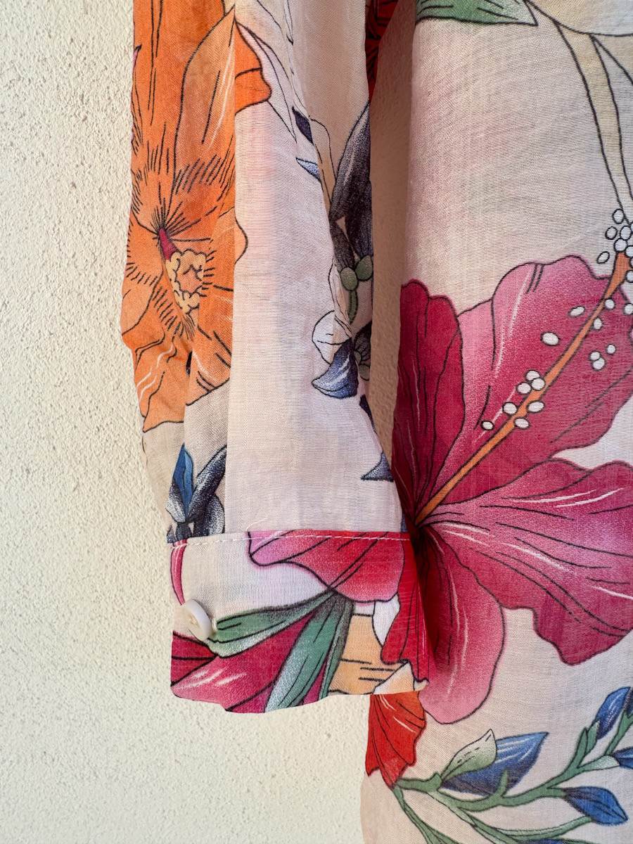 Camisa de manga larga con estampado floral – Tela semi-transparente