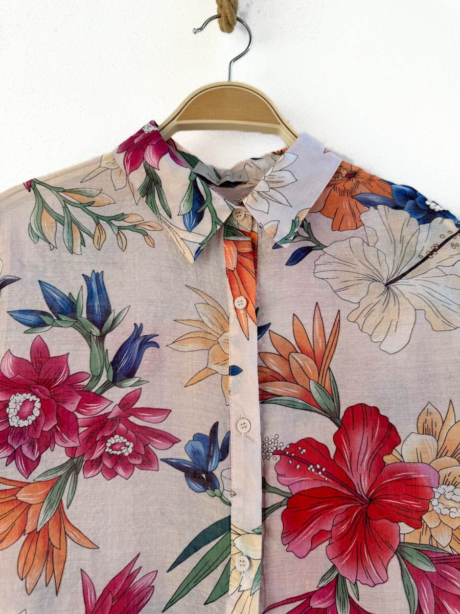 Camisa de manga larga con estampado floral – Tela semi-transparente