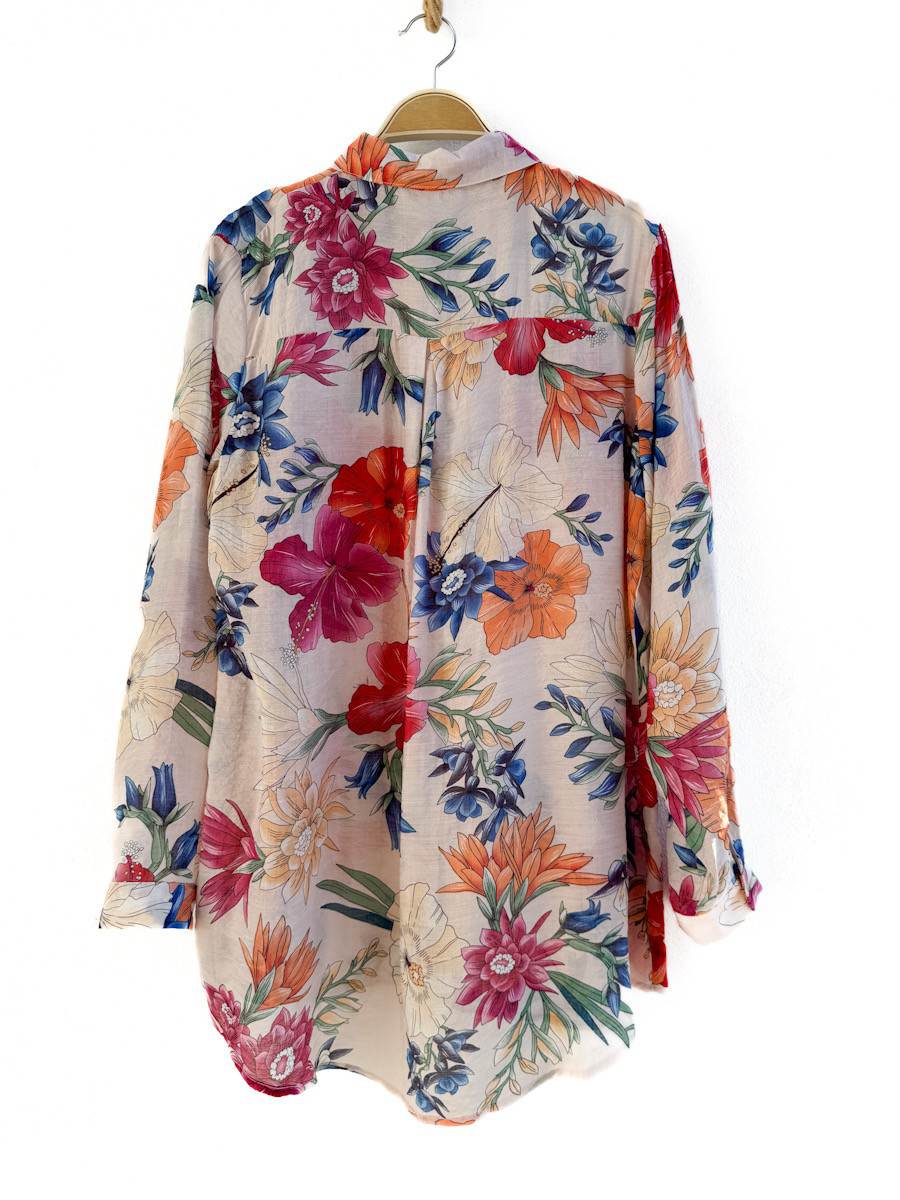 Camisa de manga larga con estampado floral – Tela semi-transparente