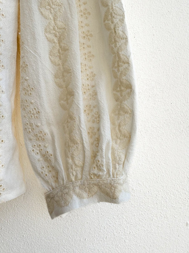 Blusa Vintage de Encaje Bordado en Color Marfil