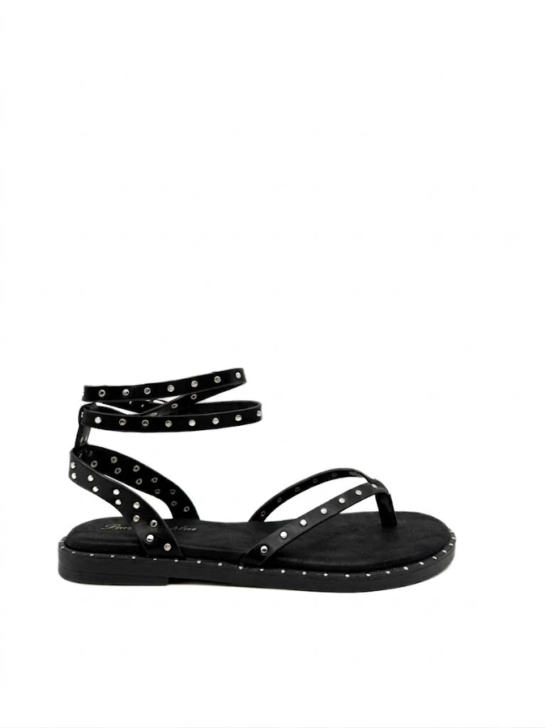 Sandalias planas de dedo con tachas metálicas para mujer.