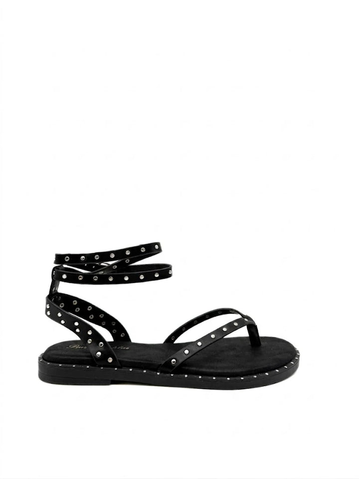 Sandalias planas de dedo con tachas metálicas para mujer.