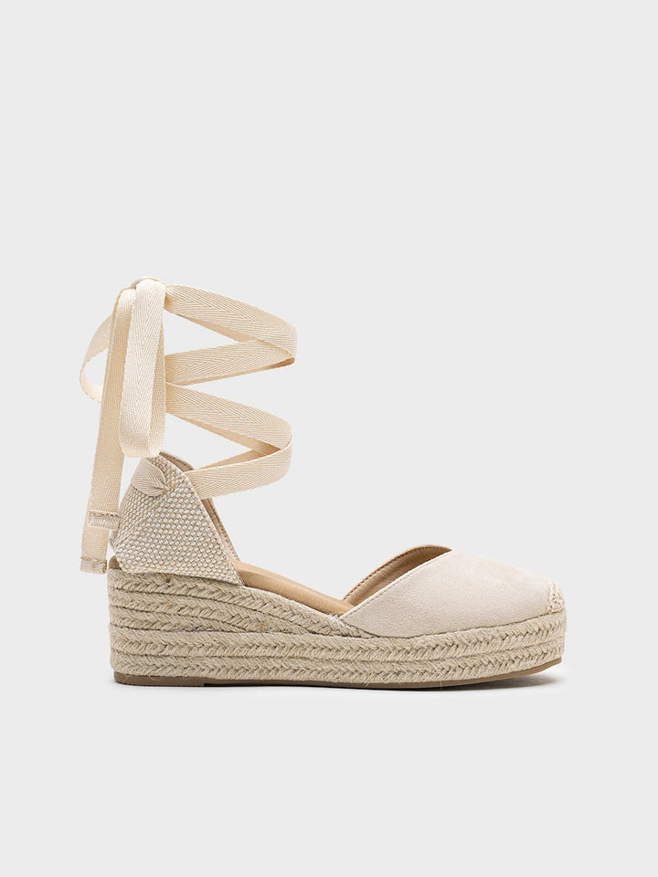 Alpargatas cuña media antelina con cintas al tobillo.