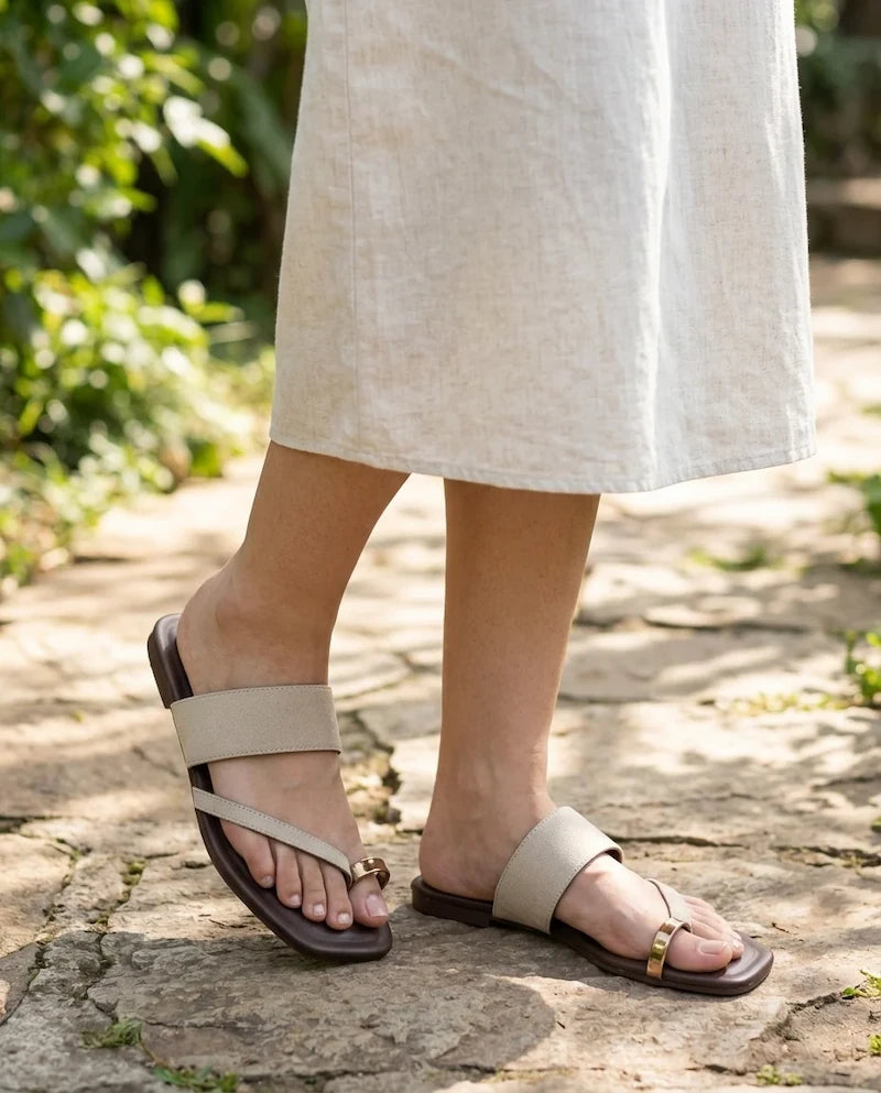 Sandalias Tipo Pala de Antelina con Anillo Bronce en el Dedo Mujer