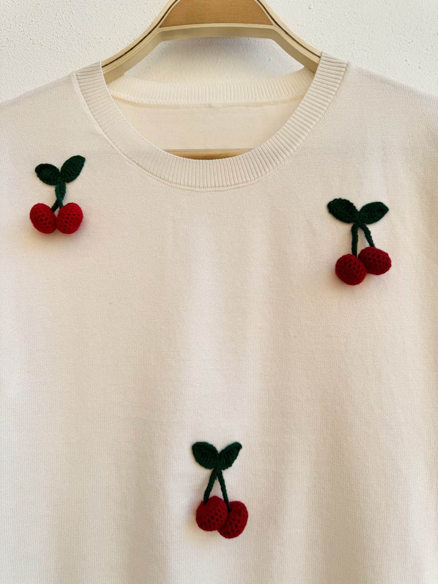 Suéter con Bordado de Cerezas