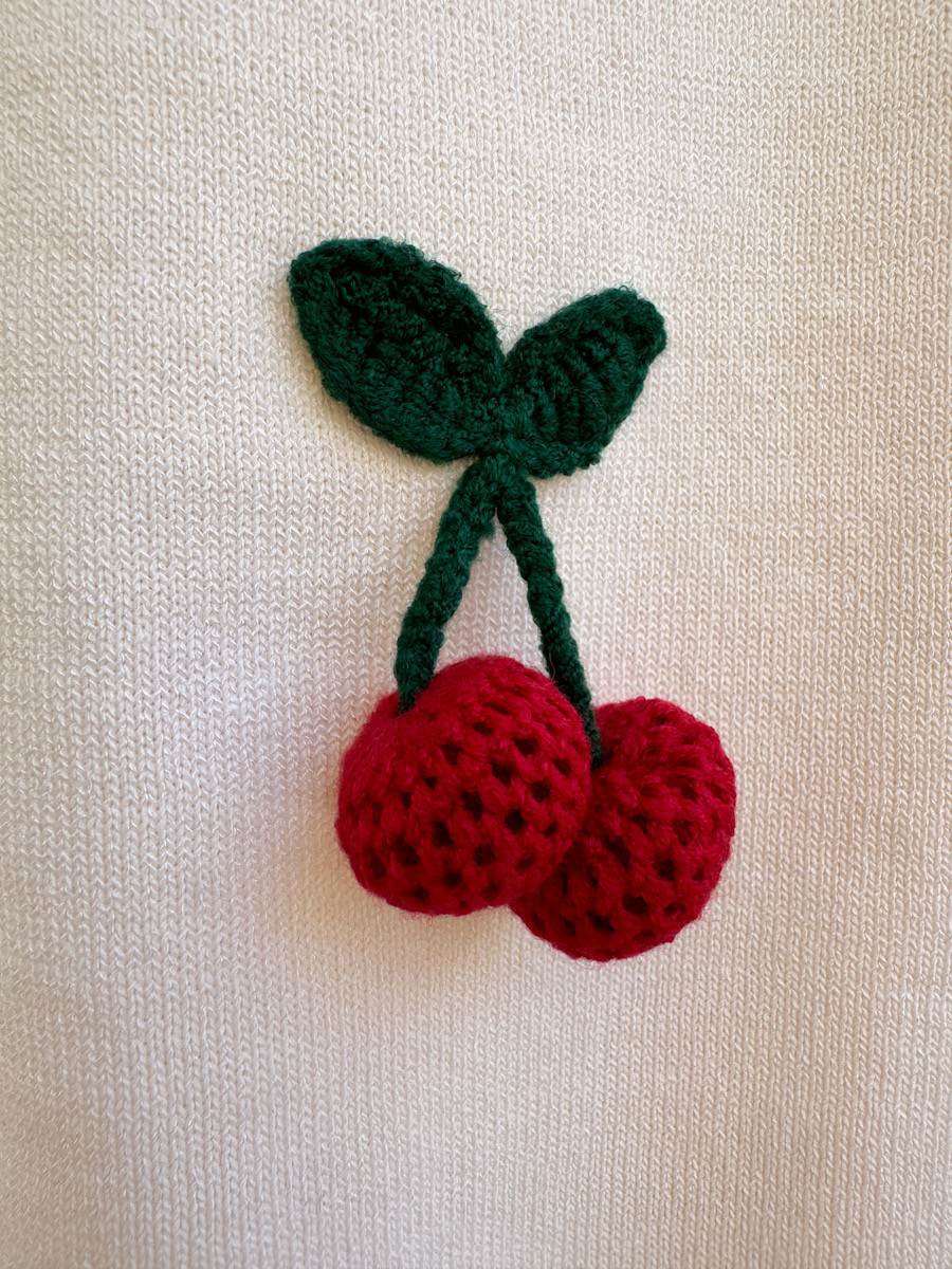 Suéter con Bordado de Cerezas