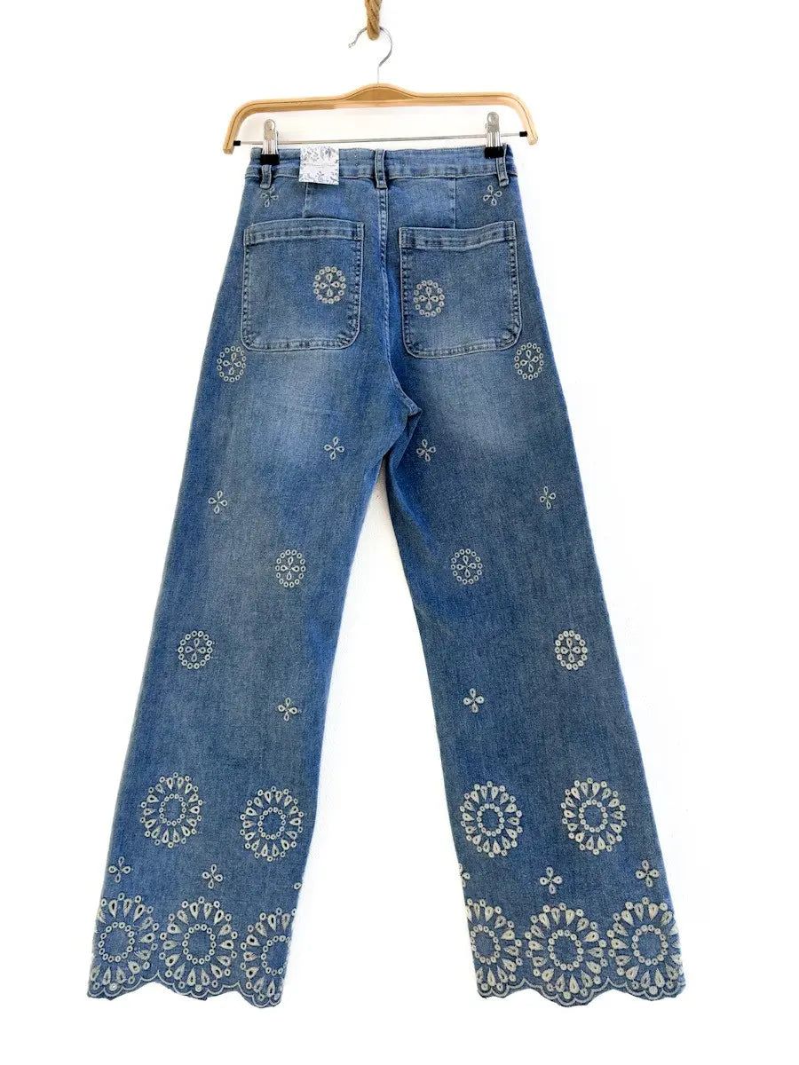 vaquero de mezclilla con bordado floral