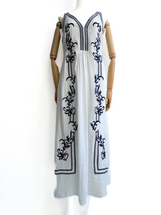 Vestido Largo Con Bordado Blanco